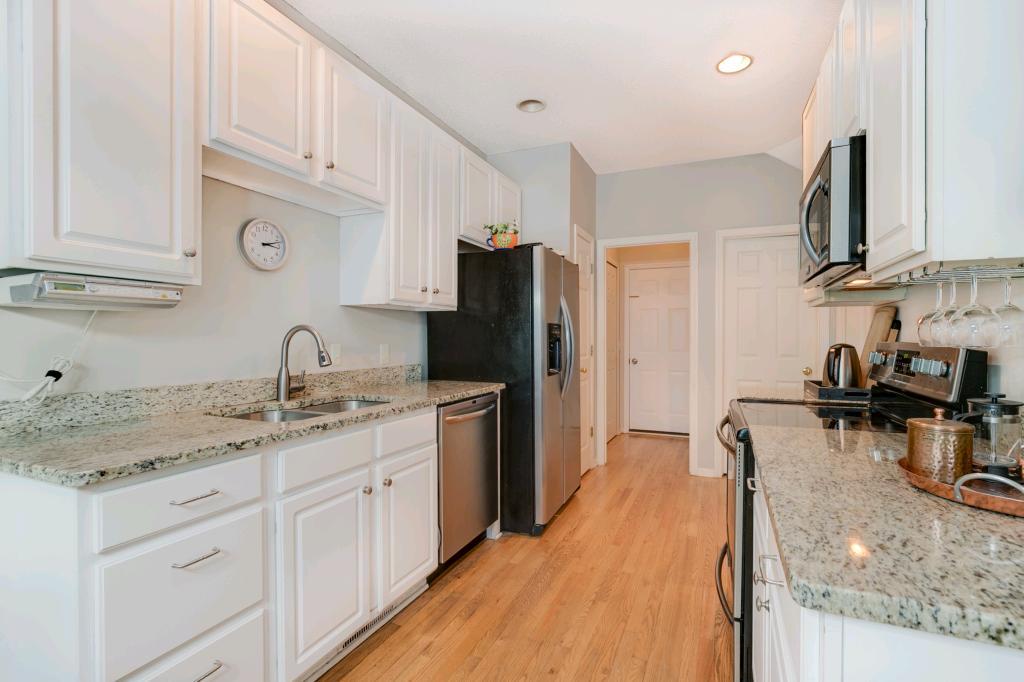 6884 Folkestone Road Apple Valley, MN 55124 - Photo 11 of 32 Gallery Image 11