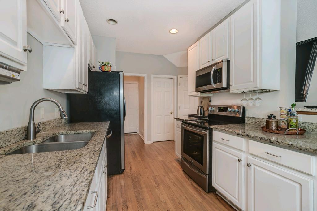 6884 Folkestone Road Apple Valley, MN 55124 - Photo 12 of 32 Gallery Image 12