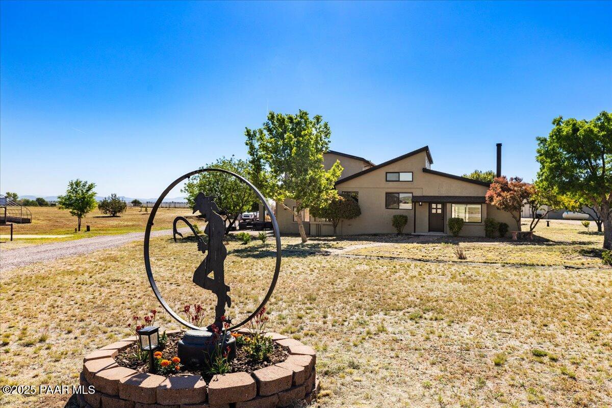 1445 South Table Mountain Road Chino Valley, AZ 86323 - Photo 58 of 81 a front view of a house with garden