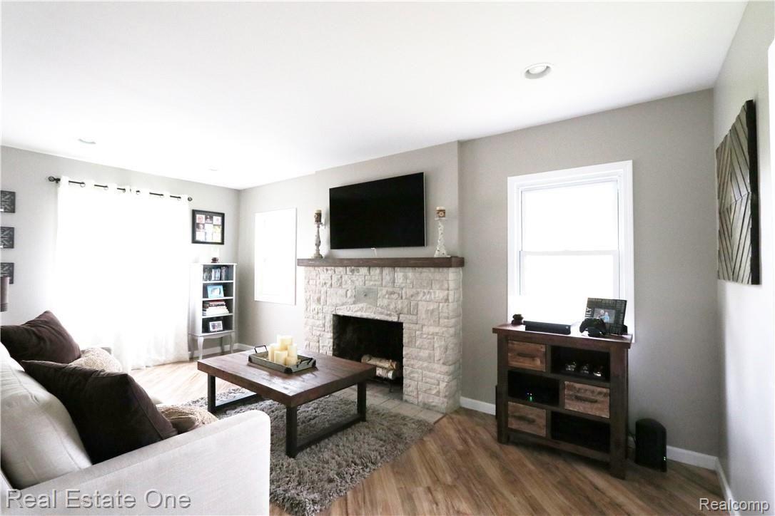 1817 Manse Road Waterford, MI 48328 - Photo 4 of 16 Family Room 3.jpg