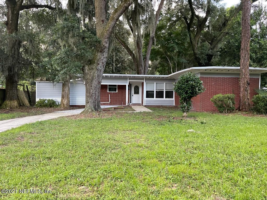 6422 Swallow Cove Road Jacksonville, FL 32211 - Photo 1 of 17 a front view of a house with garden