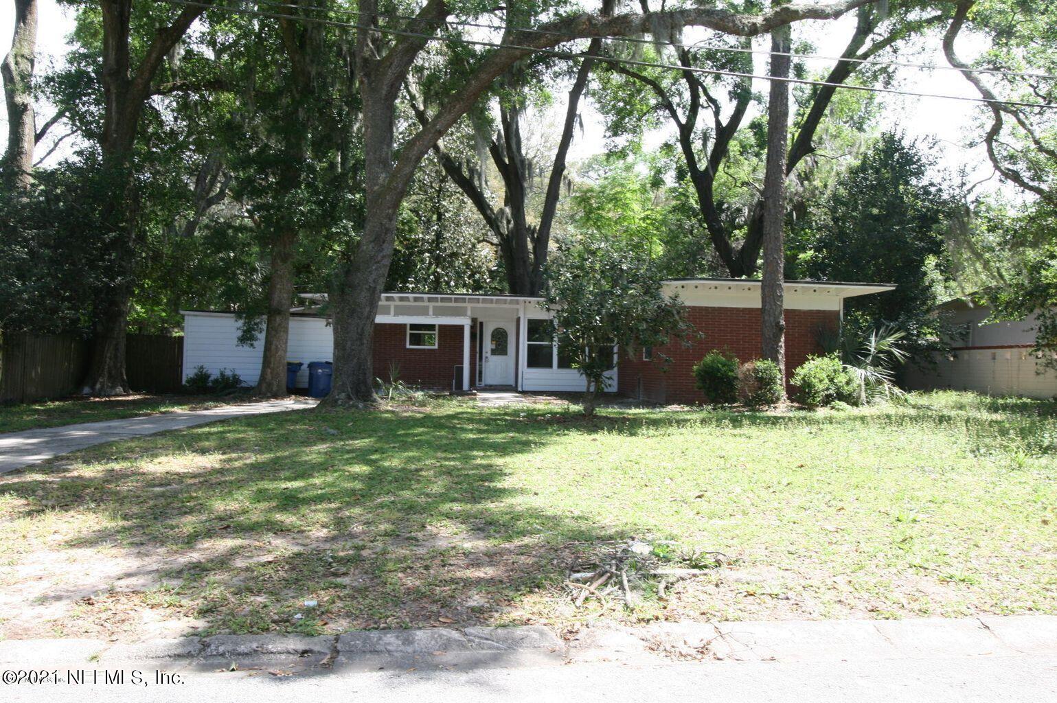6422 Swallow Cove Road Jacksonville, FL 32211 - Photo 3 of 17 a backyard of a house with a garden and tree