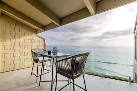 $3,300,000 | 375 West I Street, Encinitas, CA 92024