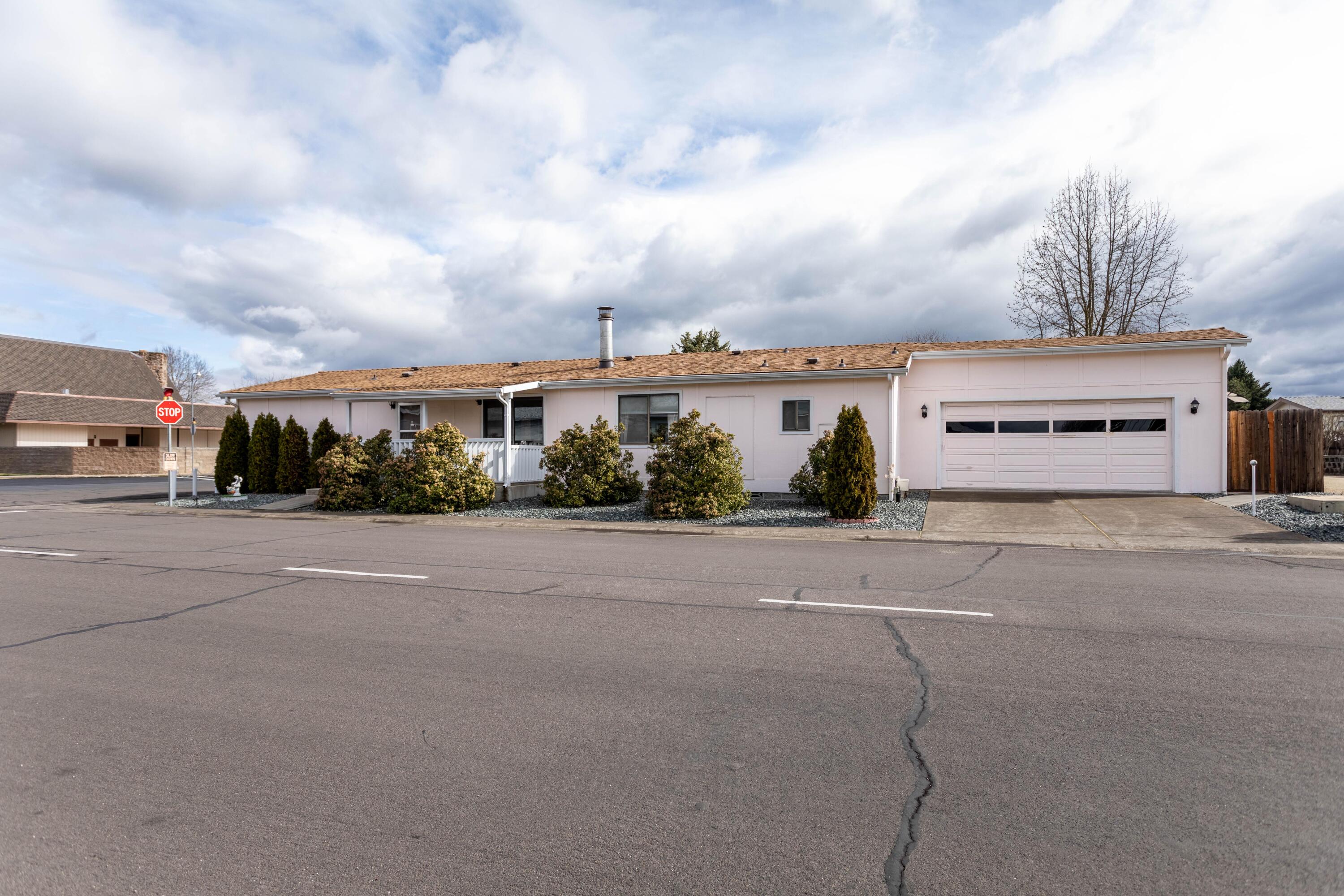 555 Freeman Road, Unit 192 Central Point, OR 97502 - Photo 1 of 26 1