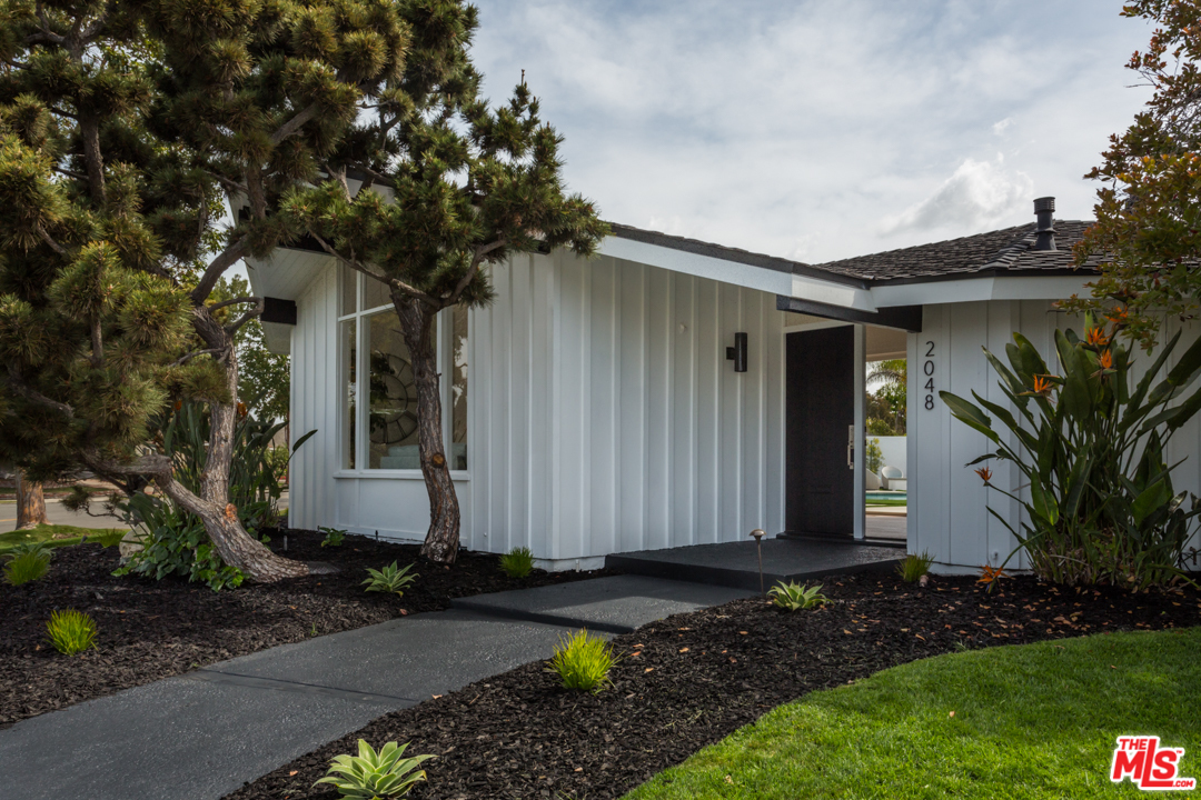 2048 Commodore Road Newport Beach, CA 92660 - Photo 3 of 39 a view of a back yard of the house