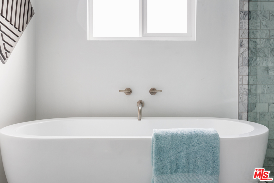 2048 Commodore Road Newport Beach, CA 92660 - Photo 24 of 39 a bathroom with a bathtub