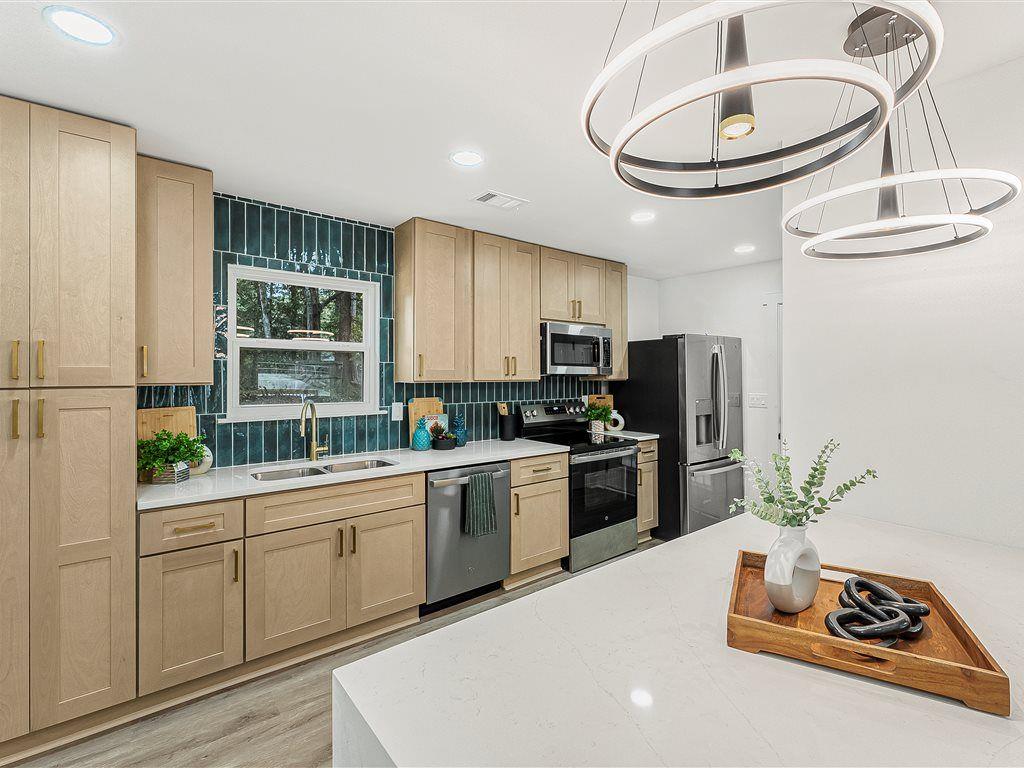 531 Carlton Road Palmetto, GA 30268 - Photo 11 of 38 a kitchen with appliances a sink and cabinets
