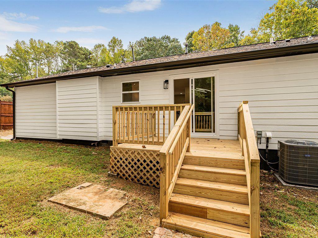 531 Carlton Road Palmetto, GA 30268 - Photo 34 of 38 a view of a patio with table and chairs