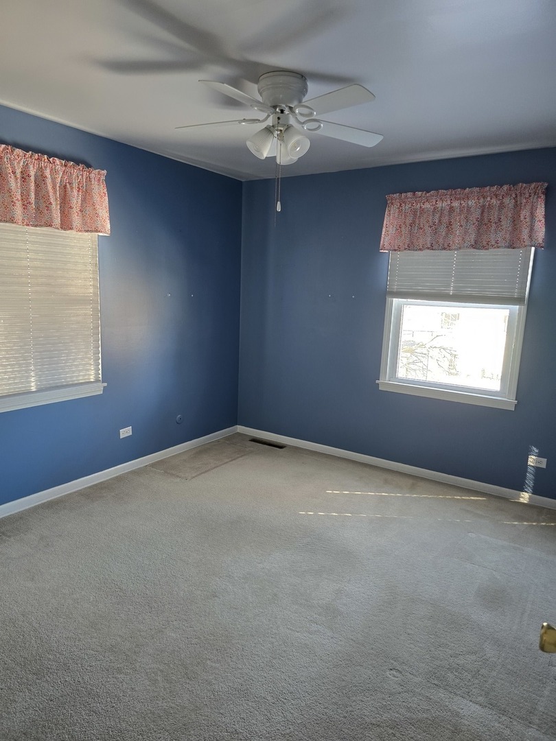 827 South McKinley Avenue Kankakee, IL 60901 - Photo 13 of 30 an empty room with a window