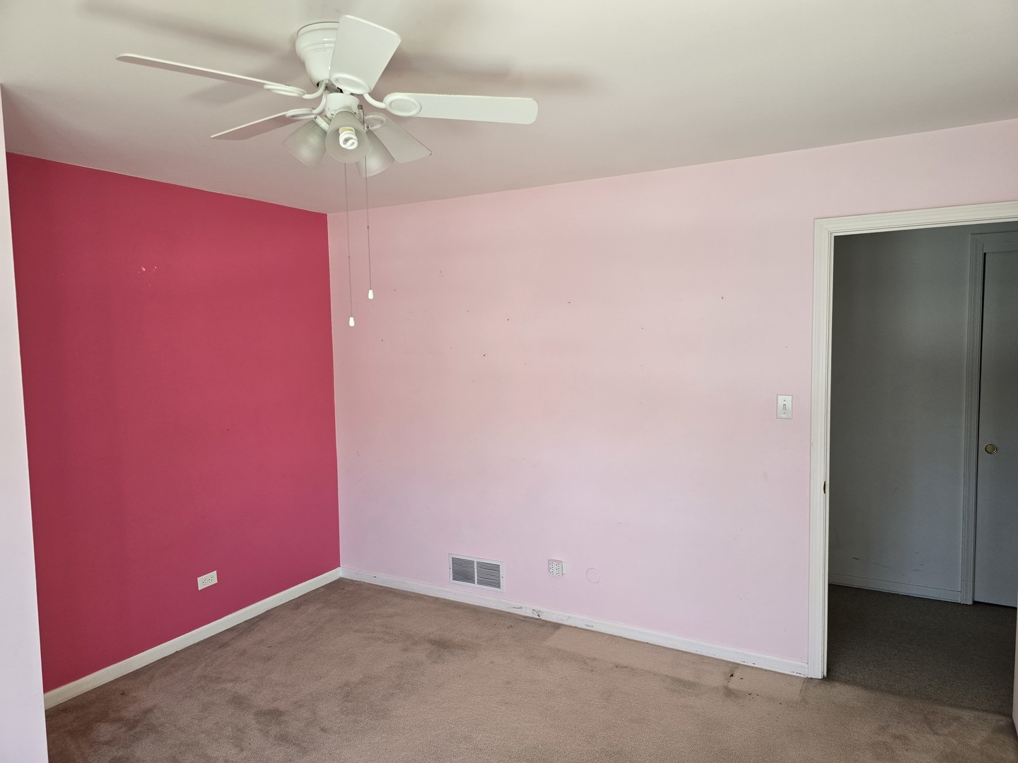 827 South McKinley Avenue Kankakee, IL 60901 - Photo 16 of 30 an empty room with a ceiling fan and a window