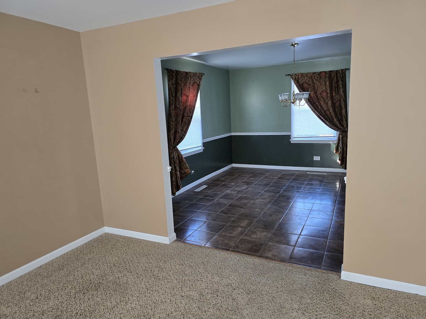 827 South McKinley Avenue Kankakee, IL 60901 - Photo 5 of 30 a view of an entryway