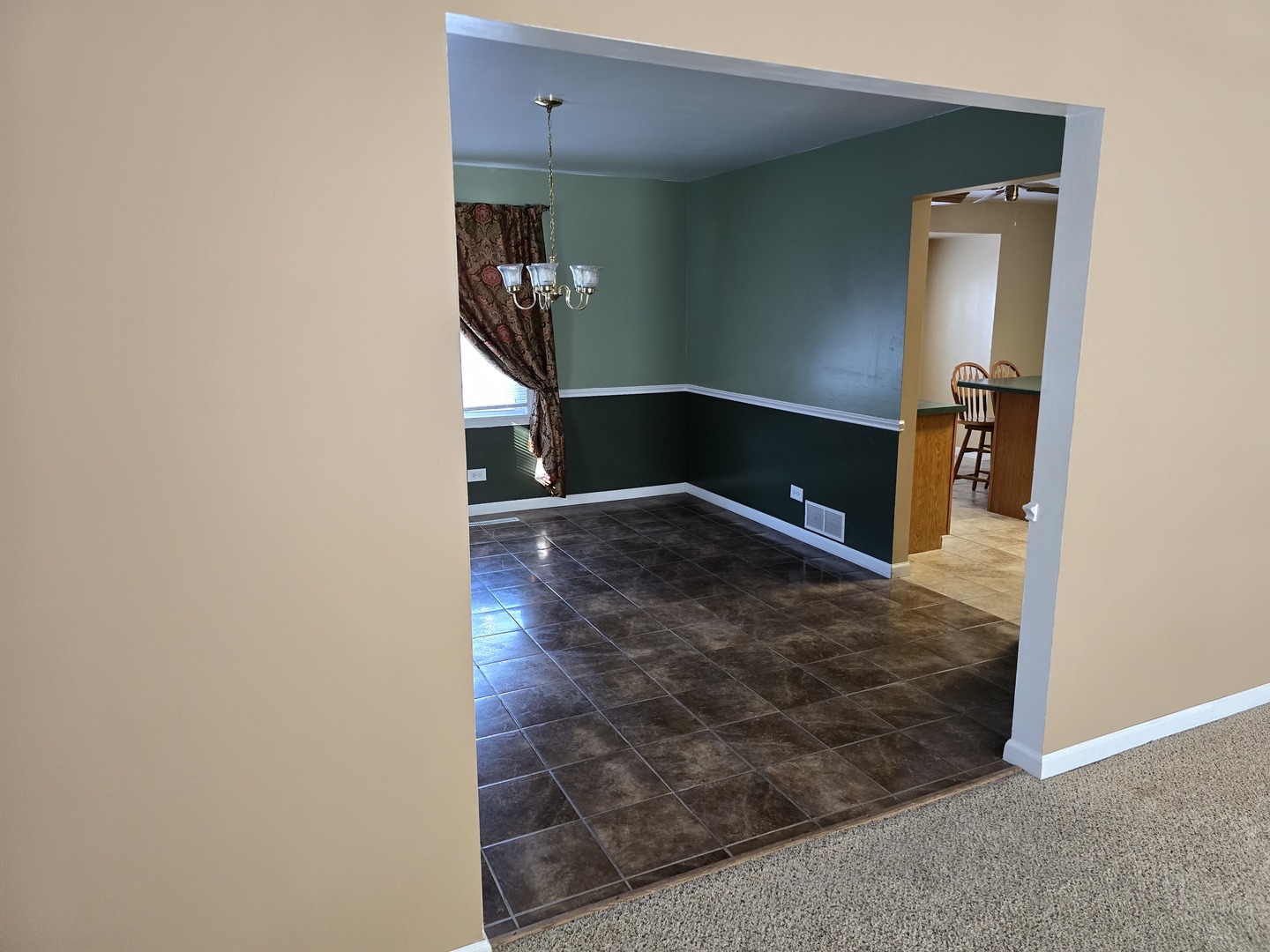 827 South McKinley Avenue Kankakee, IL 60901 - Photo 6 of 30 a view of a hallway with entryway
