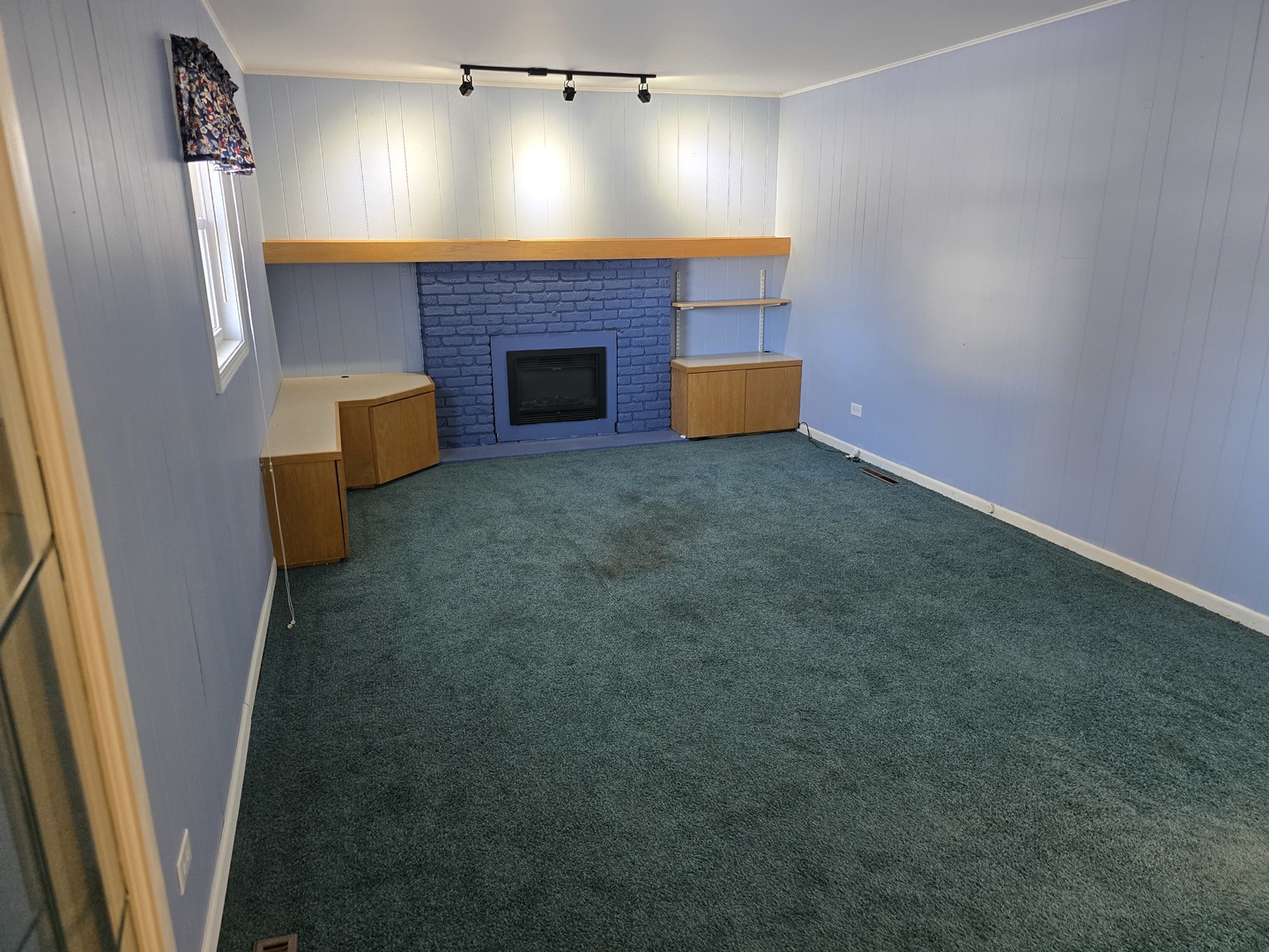 827 South McKinley Avenue Kankakee, IL 60901 - Photo 9 of 30 a view of an empty room and fire place
