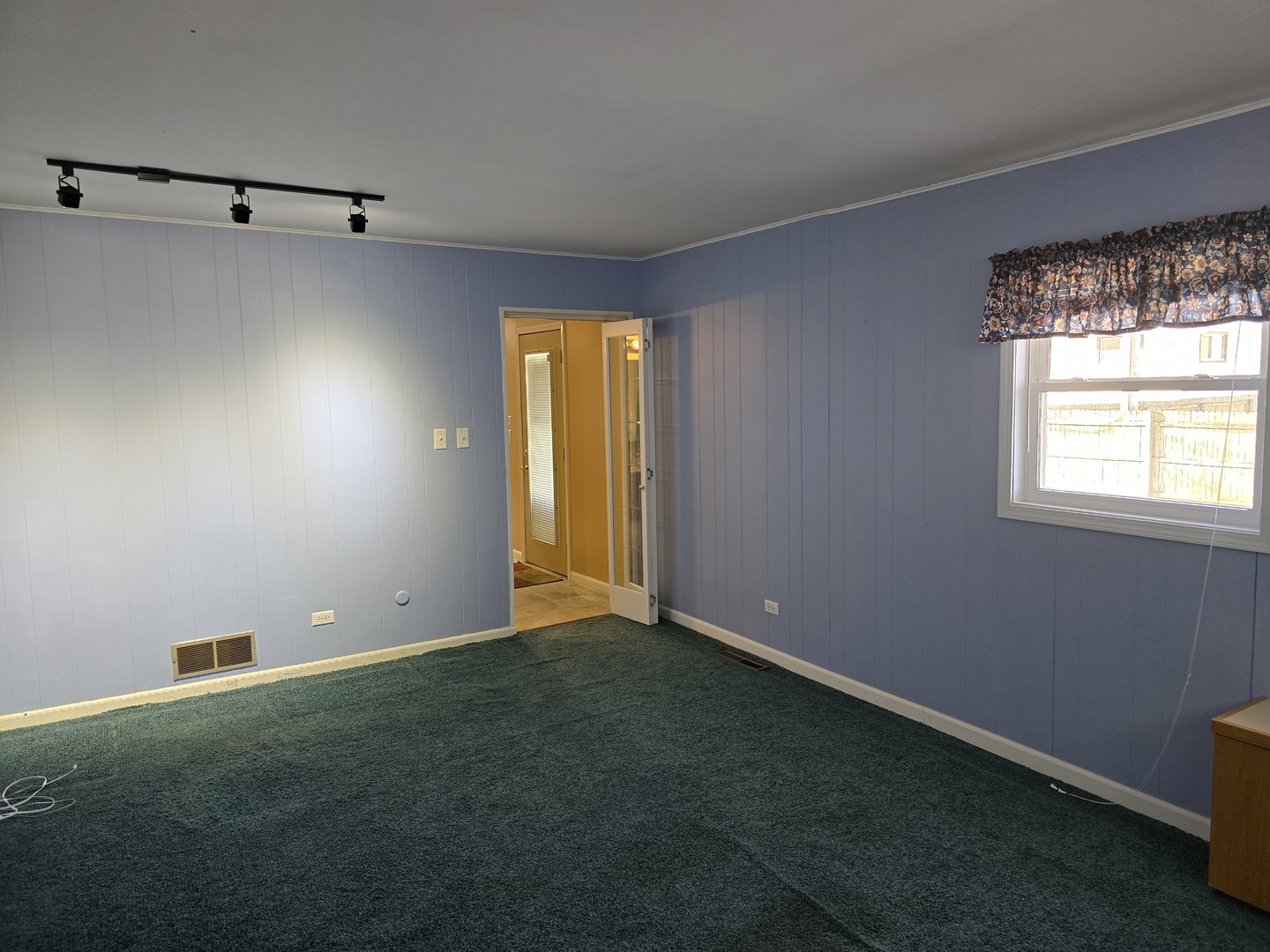 827 South McKinley Avenue Kankakee, IL 60901 - Photo 10 of 30 an empty room with a window