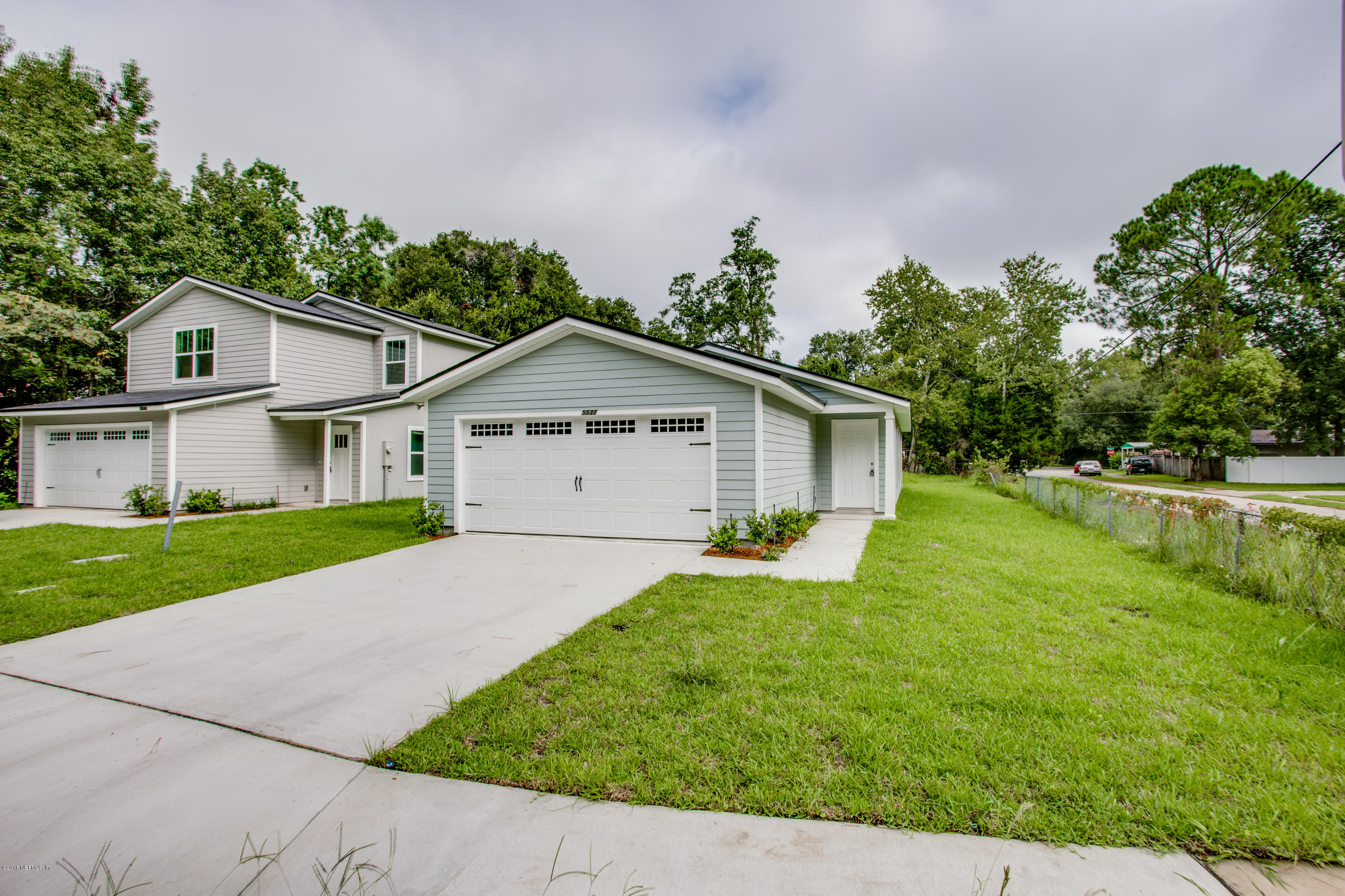 5537 Cruz Road Jacksonville, FL 32207 - Photo 1 of 17 front and side yard