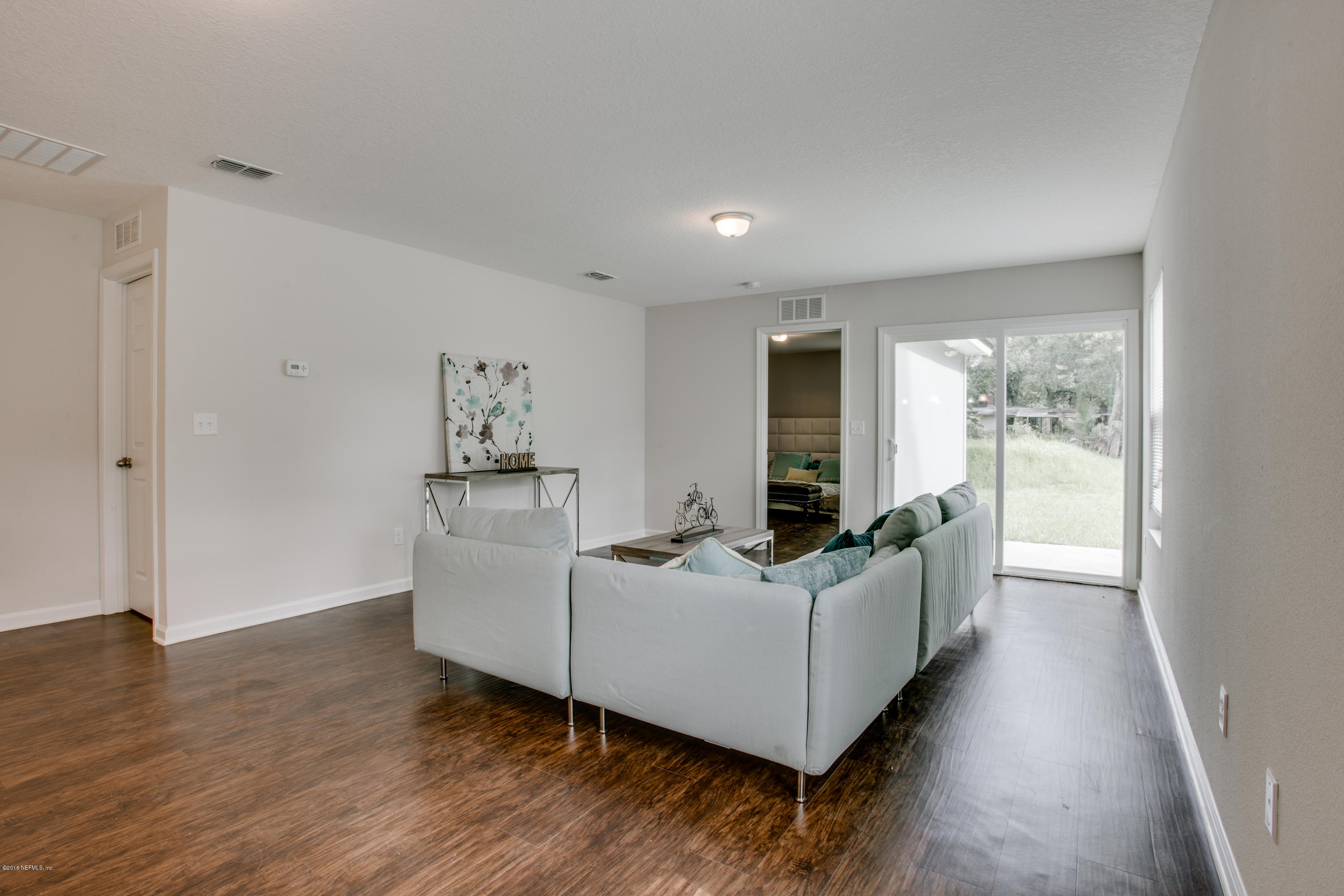 5537 Cruz Road Jacksonville, FL 32207 - Photo 6 of 17 Living Room