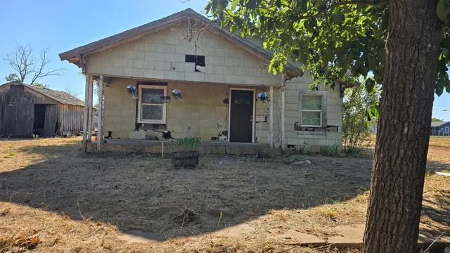 a view of a house with backyard