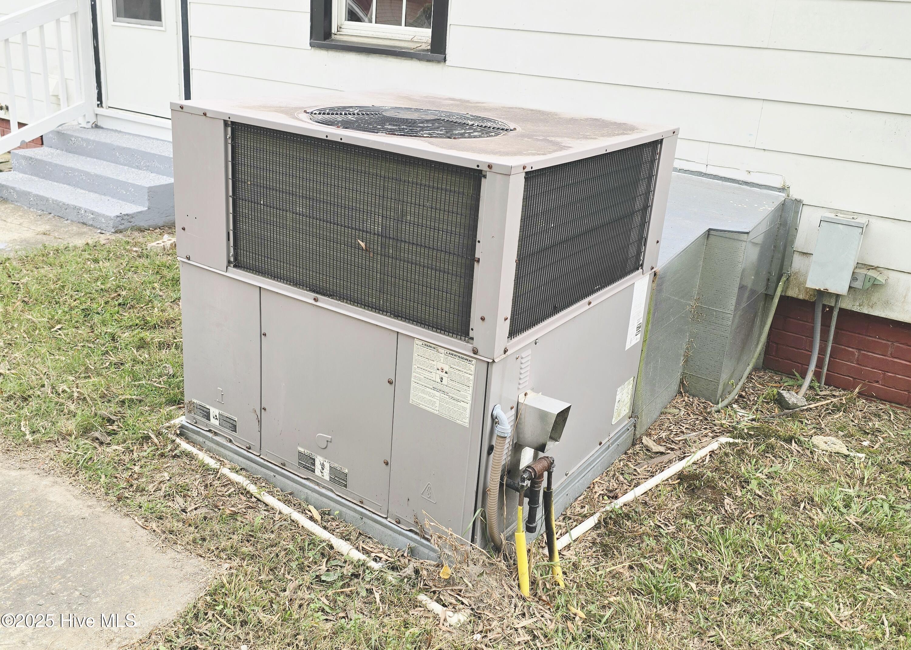 607 East 9th Street Scotland Neck, NC 27874 - Photo 8 of 31 20251010_170459