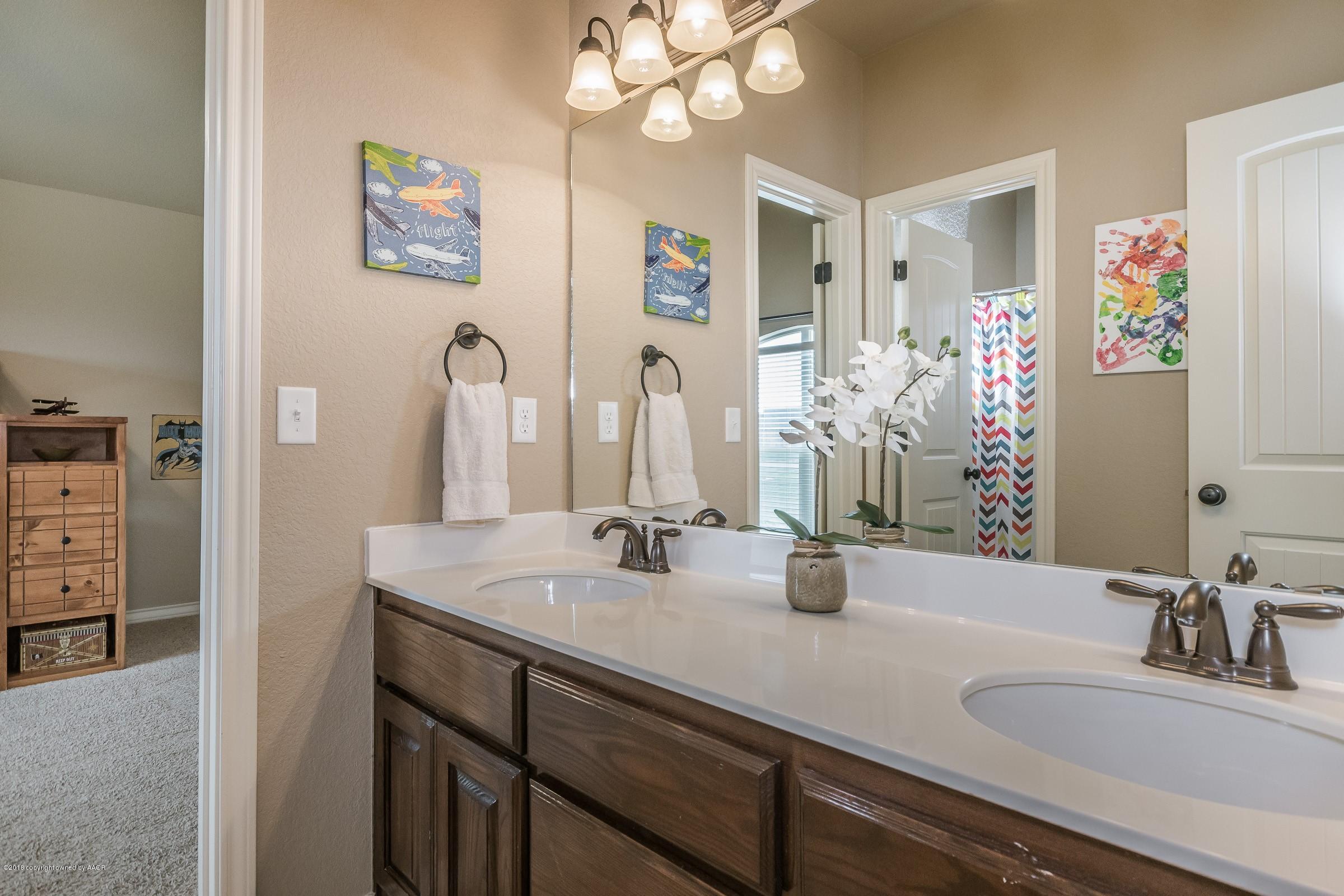 18350 Quail Crossing Road Amarillo, TX 79124 - Photo 19 of 31 019_Jack and Jill Bathroom