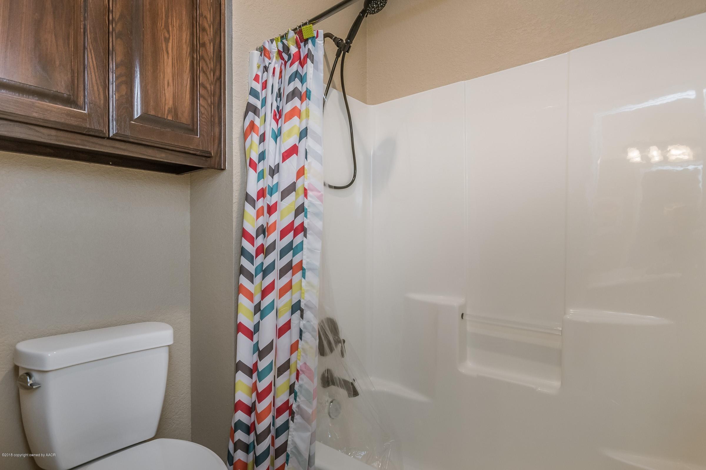 18350 Quail Crossing Road Amarillo, TX 79124 - Photo 20 of 31 020_Jack and Jill Bathroom-2