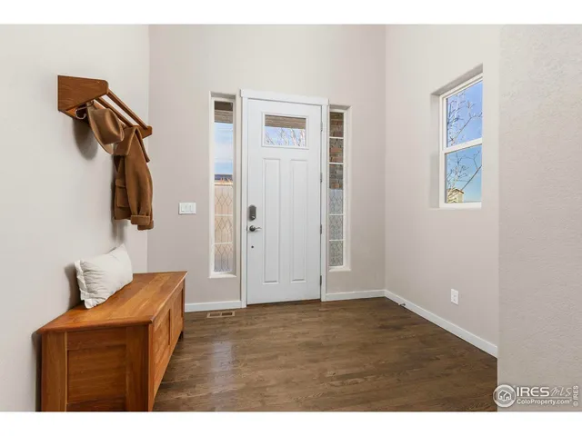 a view of empty room with a ceiling fan