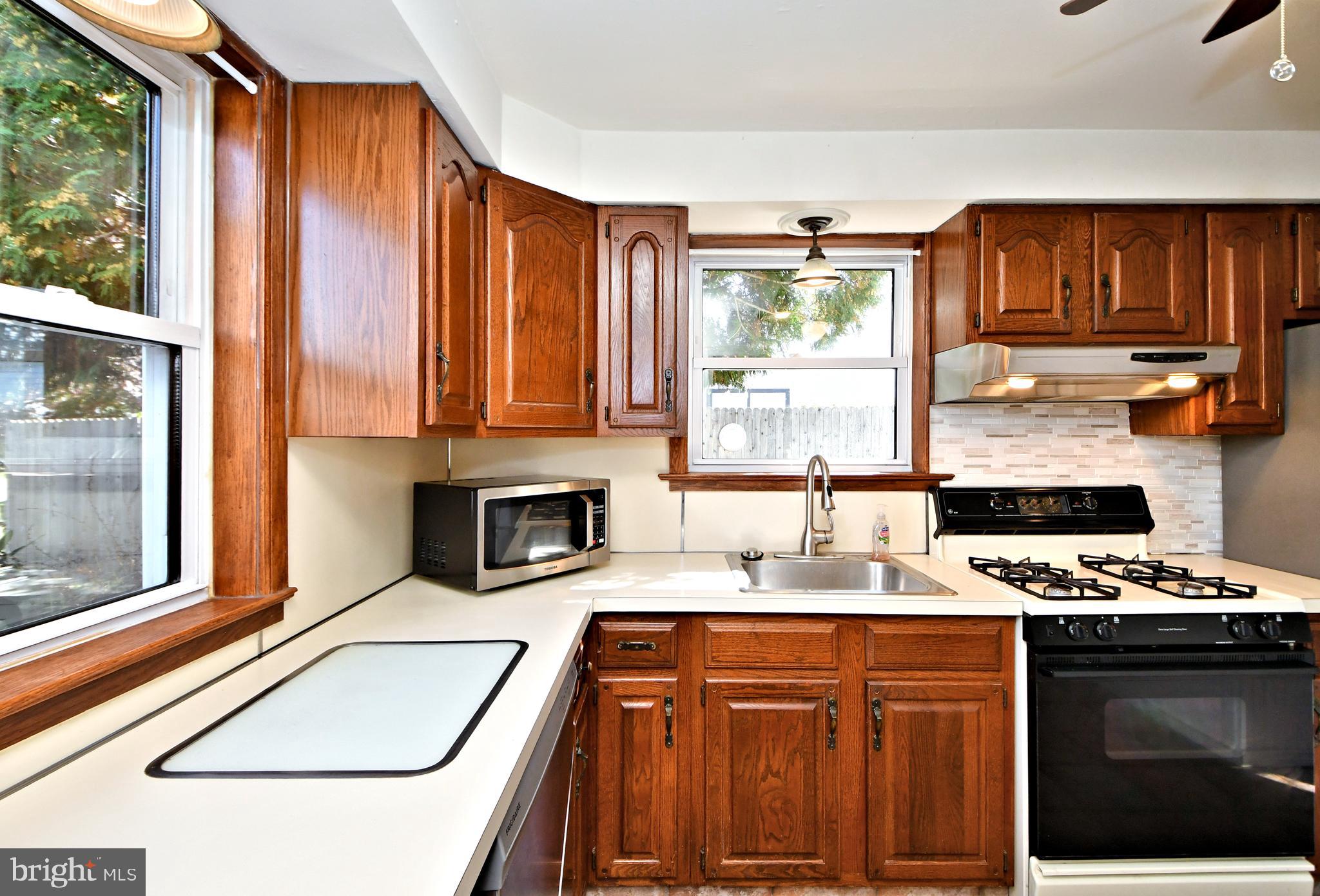 1006 East Heather Road Oreland, PA 19075 - Photo 16 of 42 Kitchen with gas cooking
