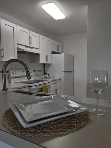 $2,000 | 1740 Palm Cove Boulevard, Unit 105, Delray Beach, FL 33445