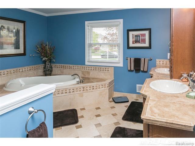 2248 South Shore Court Rochester Hills, MI 48307 - Photo 28 of 54