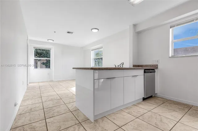 $1,900 | 520 Southwest 5th Street, Unit 203, Miami, FL 33130