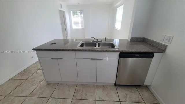 $1,900 | 520 Southwest 5th Street, Unit 203, Miami, FL 33130