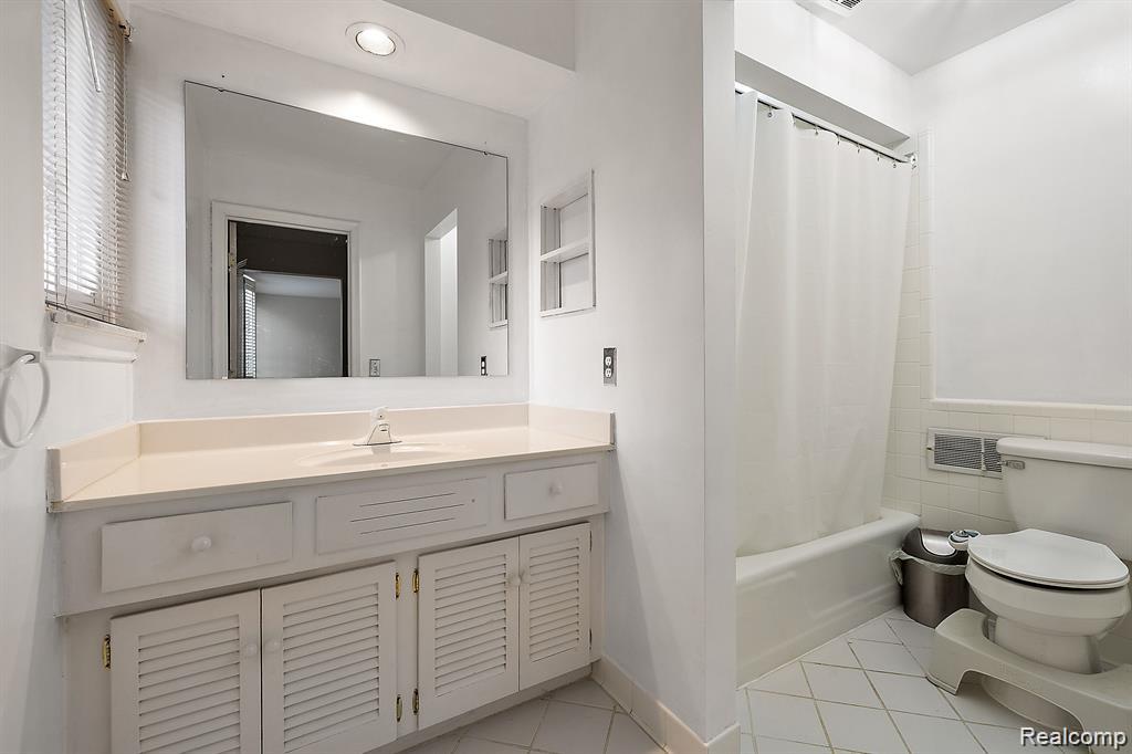 4041 West Maple Road, Unit 204 Bloomfield Hills, MI 48301 - Photo 15 of 22