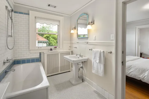 $1,750,000 | 2554 West Lake Of The Isles Parkway, Minneapolis, MN 55405