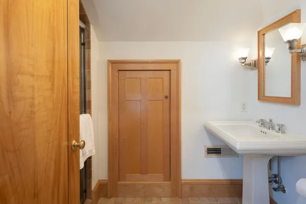 $1,750,000 | 2554 West Lake Of The Isles Parkway, Minneapolis, MN 55405