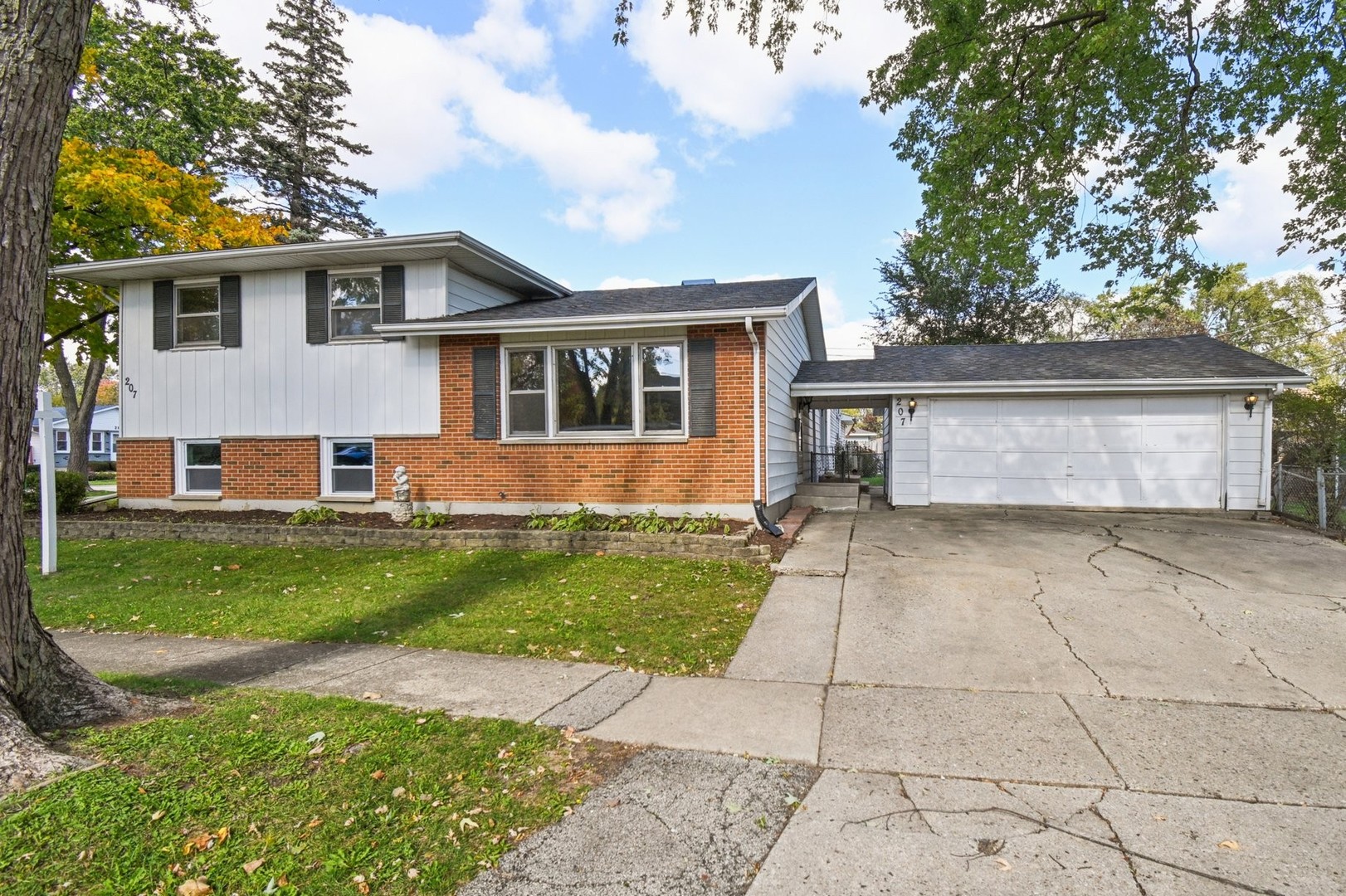 207 North Idlewild Avenue Mundelein, IL 60060 - Photo 2 of 46 front view of a house with a yard