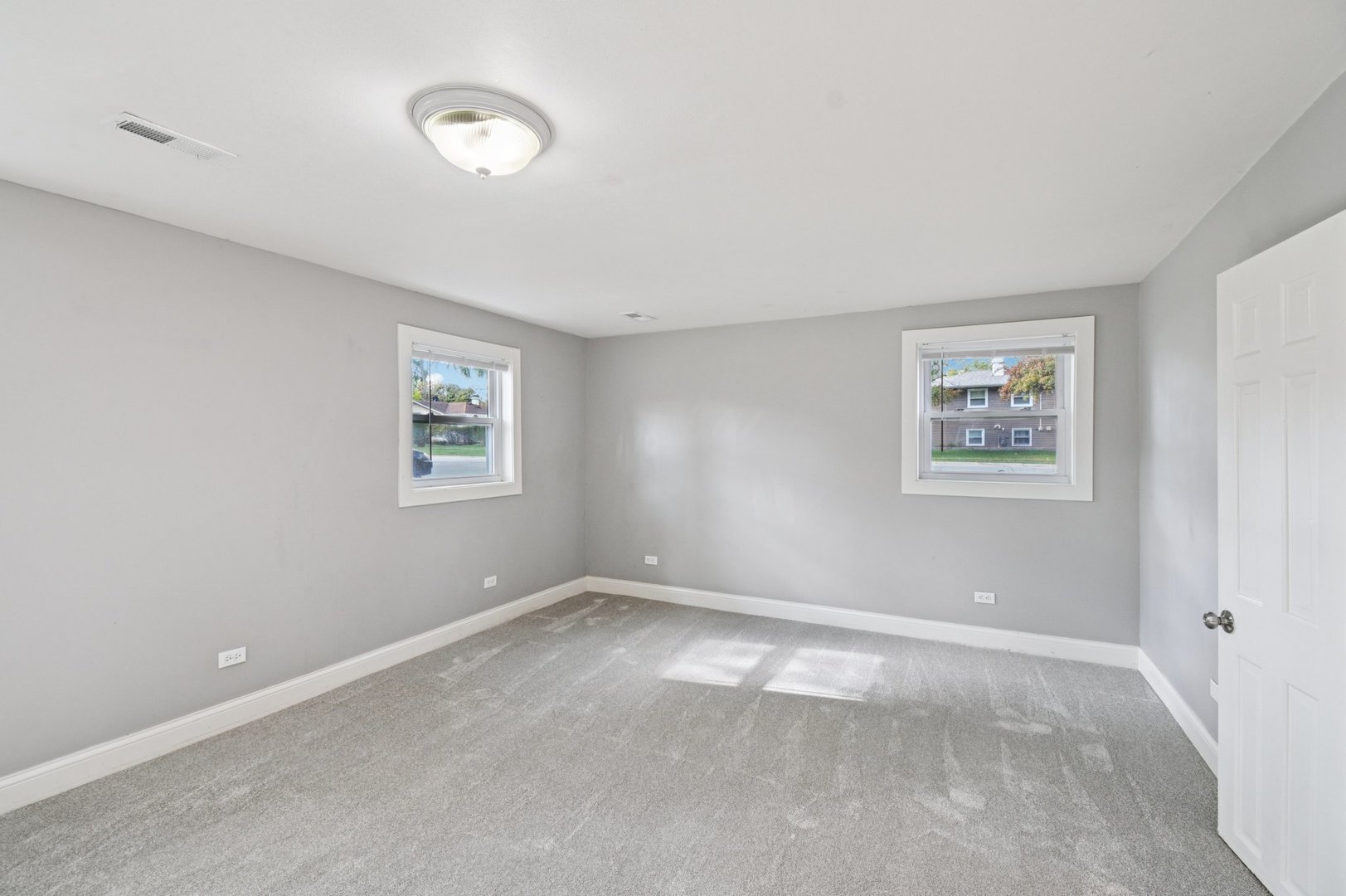 207 North Idlewild Avenue Mundelein, IL 60060 - Photo 21 of 46 a view of an empty room with a window