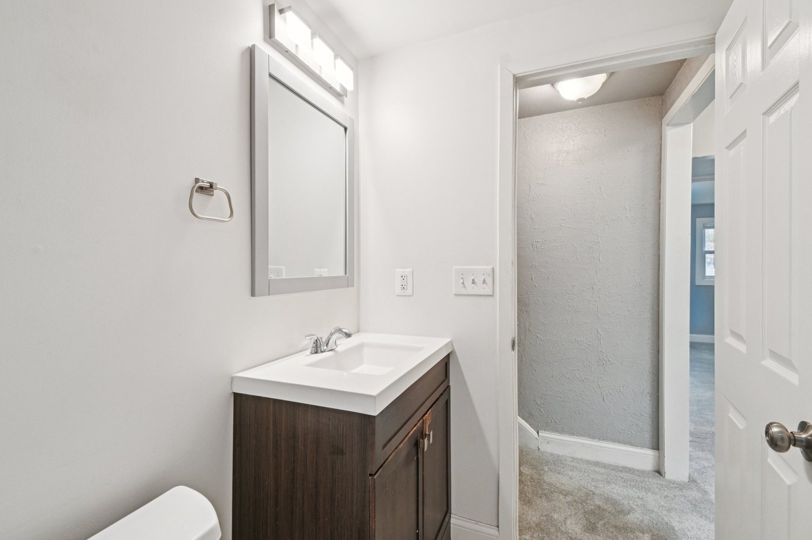 207 North Idlewild Avenue Mundelein, IL 60060 - Photo 23 of 46 a bathroom with a sink and a mirror