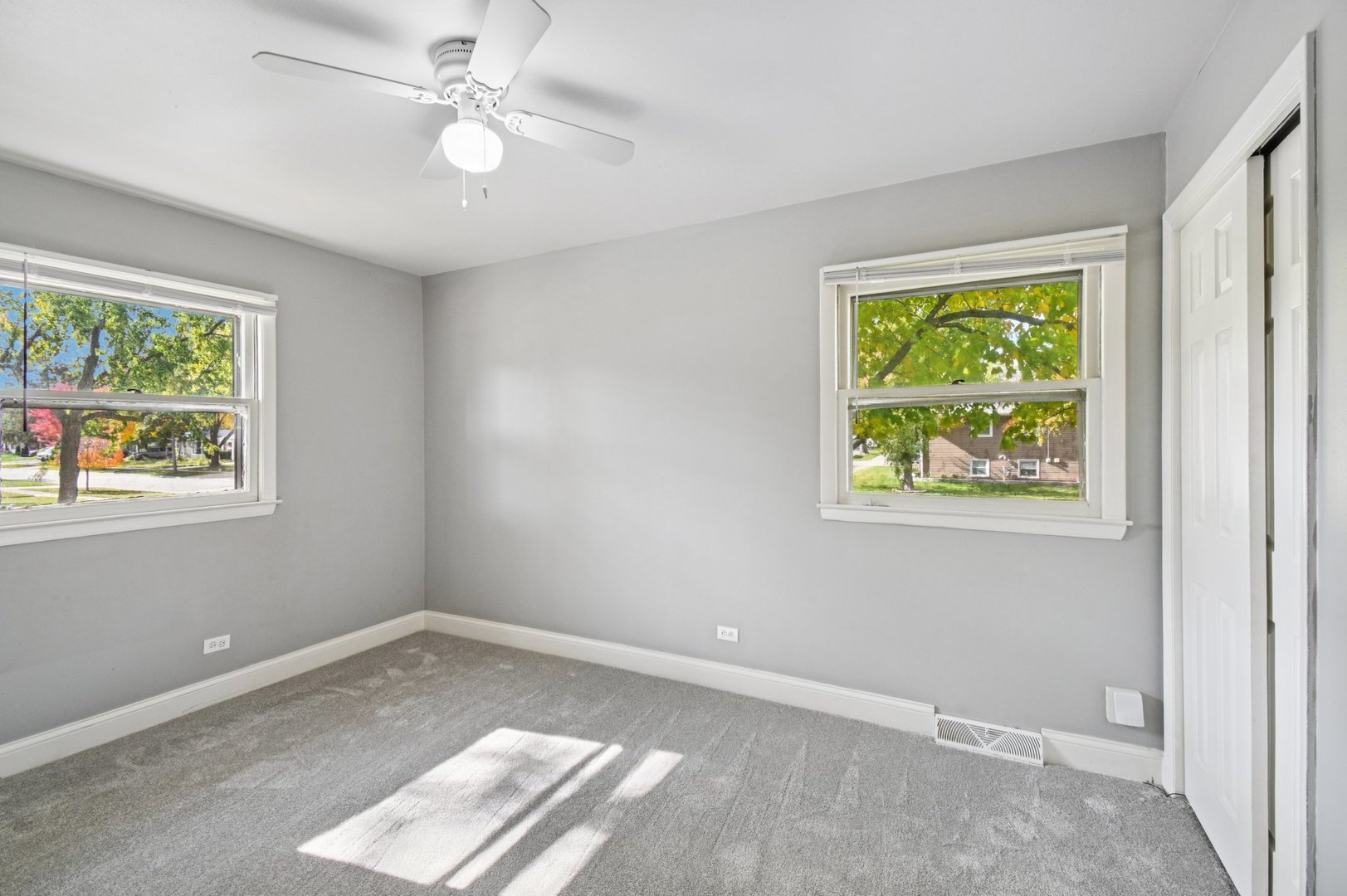 207 North Idlewild Avenue Mundelein, IL 60060 - Photo 24 of 46 an empty room with windows and ceiling fan