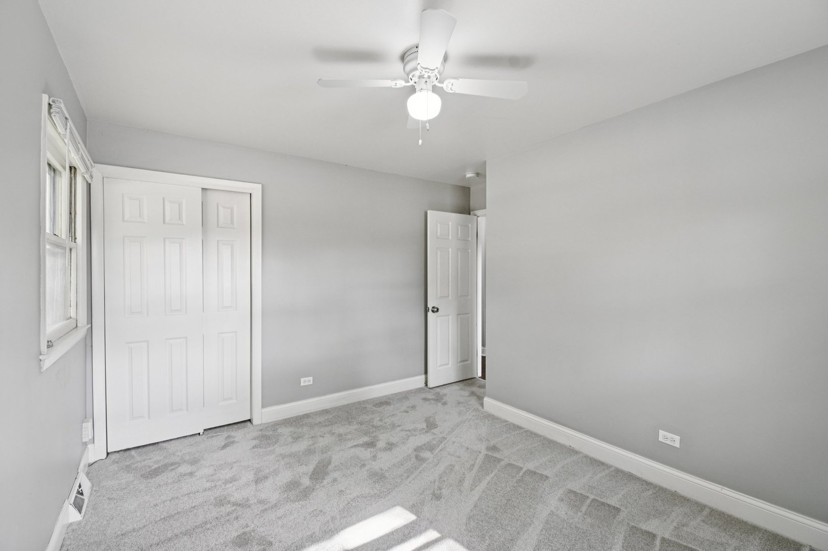 207 North Idlewild Avenue Mundelein, IL 60060 - Photo 25 of 46 wooden floor in an empty room