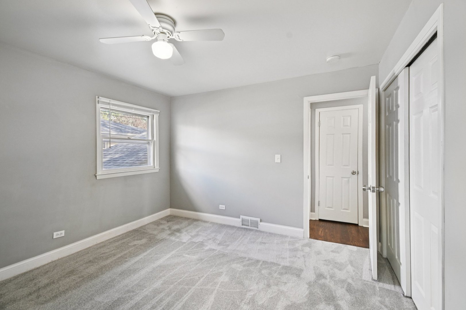 207 North Idlewild Avenue Mundelein, IL 60060 - Photo 28 of 46 a view of an empty room with a window