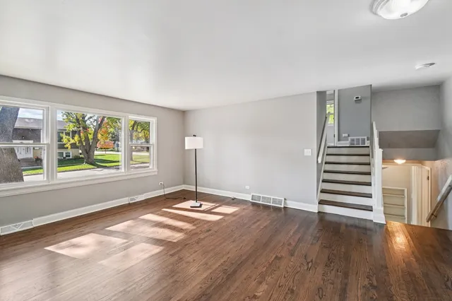 $364,900 | 207 North Idlewild Avenue, Mundelein, IL 60060