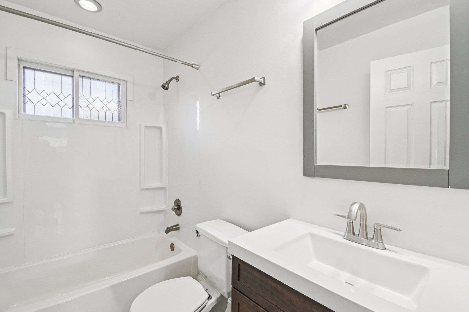 207 North Idlewild Avenue Mundelein, IL 60060 - Photo 33 of 46 a bathroom with a sink toilet and shower