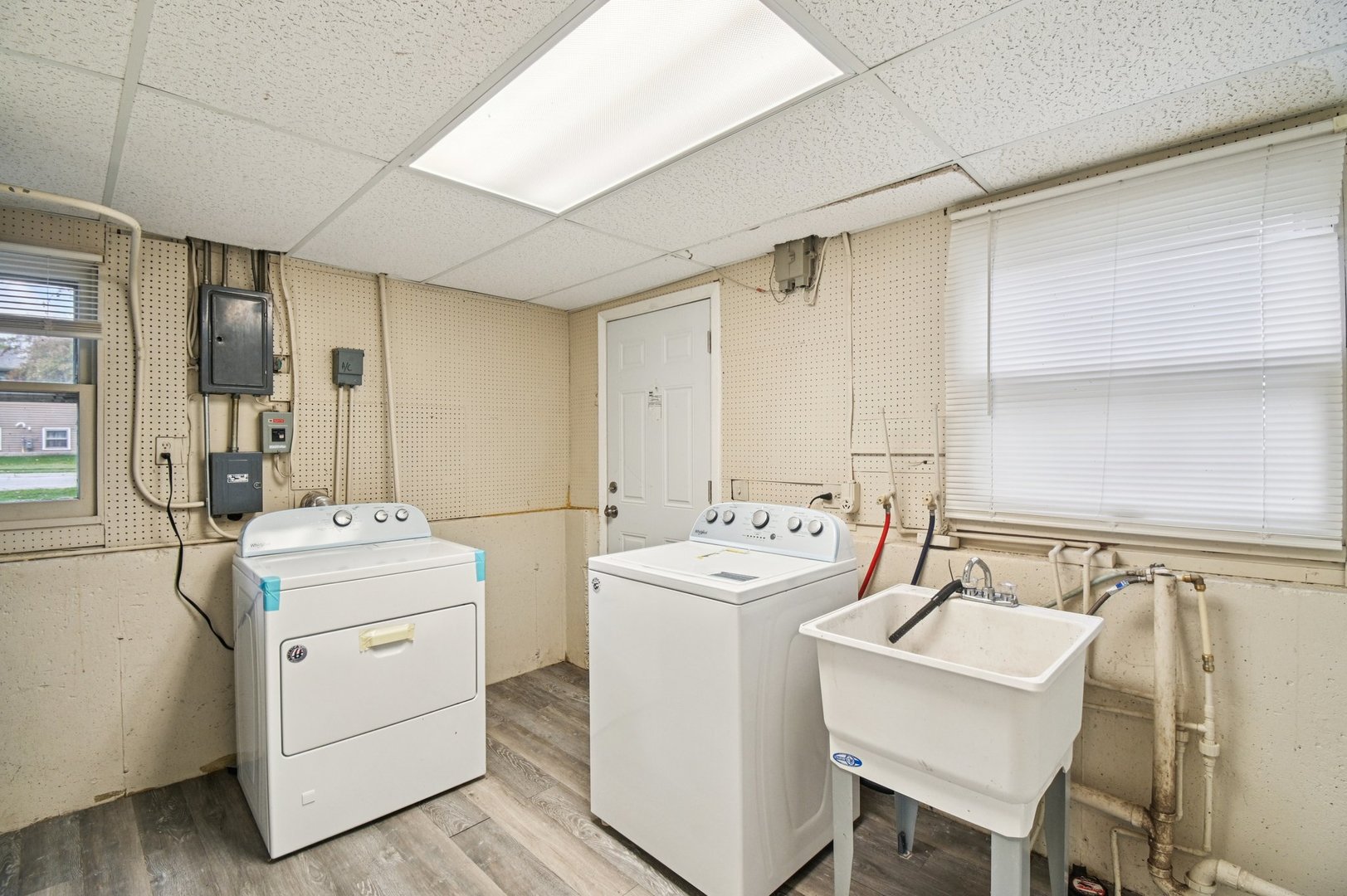 207 North Idlewild Avenue Mundelein, IL 60060 - Photo 35 of 46 a utility room with dryer and washer