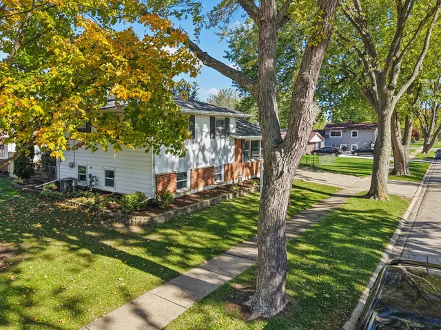 $364,900 | 207 North Idlewild Avenue, Mundelein, IL 60060