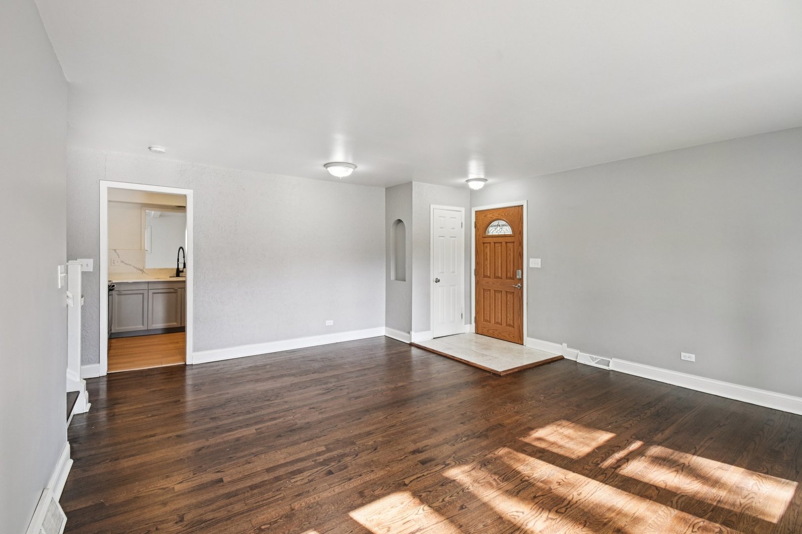 207 North Idlewild Avenue Mundelein, IL 60060 - Photo 8 of 46 a view of an empty room and window