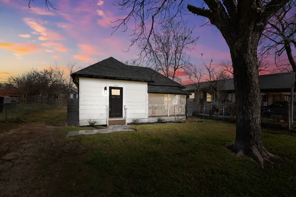 $1,590 | 918 West 3rd Street, Taylor, TX 76574