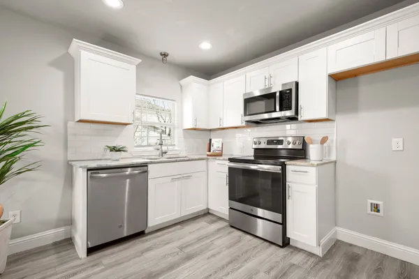 $1,590 | 918 West 3rd Street, Taylor, TX 76574