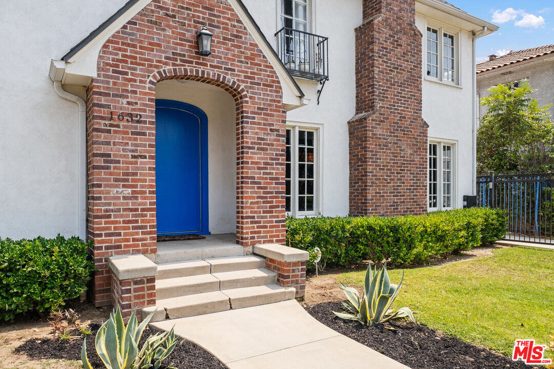 1632 Virginia Road Los Angeles, CA 90019 - Photo 2 of 26 a front view of a house with garden