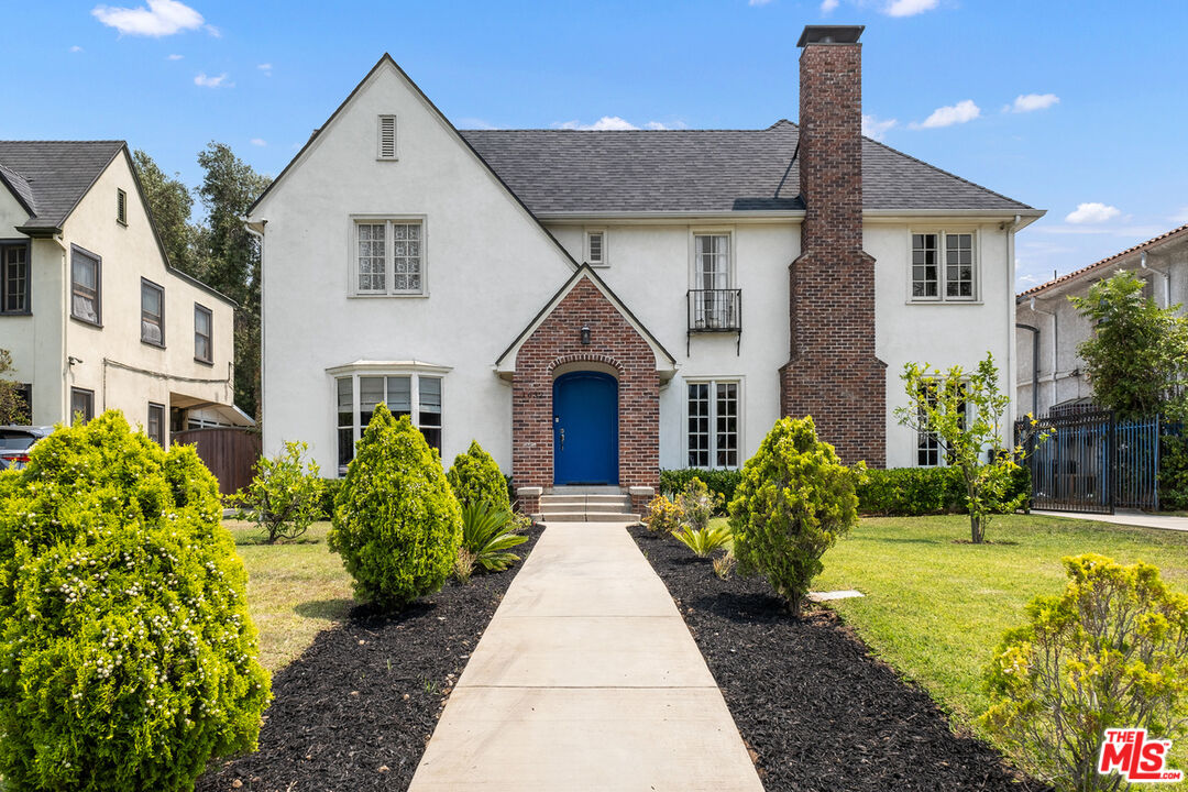 1632 Virginia Road Los Angeles, CA 90019 - Photo 3 of 26 a view of house with garden