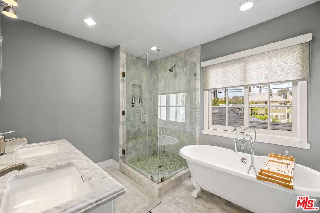 1632 Virginia Road Los Angeles, CA 90019 - Photo 21 of 26 a bathroom with a bathtub and a sink