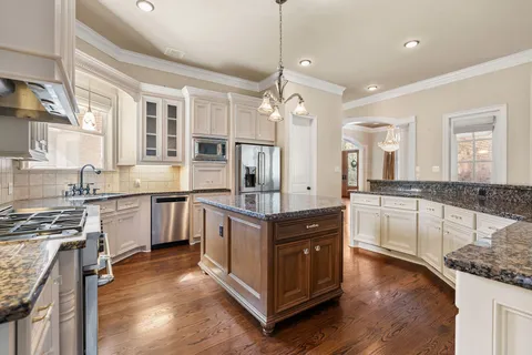 a view of a house with backyard